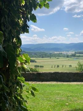 Dvorec Zemono, v vasi Zemono